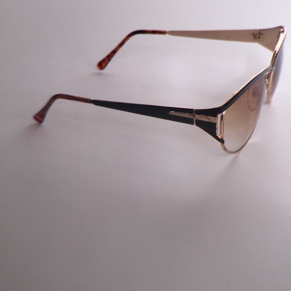 Black and gold metal frame sunglasses 🕶 - Picture 2 of 2